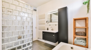 Un mur en briques de verre comme paroi de douche