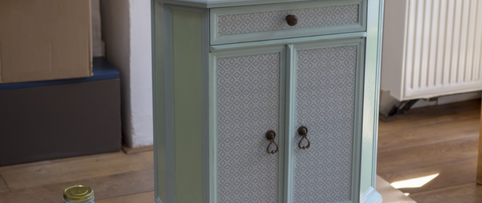 Relooker une armoire avec du papier peint - Minizap Nord-Isère