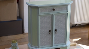 Relooker une armoire avec du papier peint
