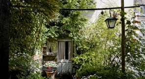 Créer une cabane en trompe-l'œil pour agrandir le jardin