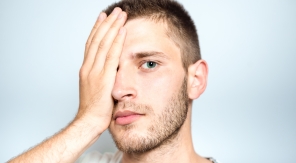 Rasage des cils : de la poudre aux yeux