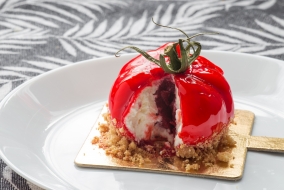 Malgré les apparences, ceci n'est pas une tomate, mais un cheesecake gourmand pensé pour tromper l'œil.