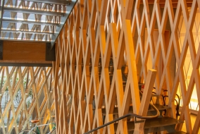 Conçue par l'architecte Kengo Kuma, cette structure revisite l'art du kigumi dans une version ultra-moderne.
