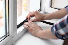 Le remplacement des joints de vos fenêtres compte parmi les travaux de bricolage accessibles pour favoriser l'isolation phonique de votre logement.