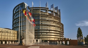 Sur la corde raide, l'Europe face au défi d'encadrer l'intelligence artificielle sans étouffer l'innovation