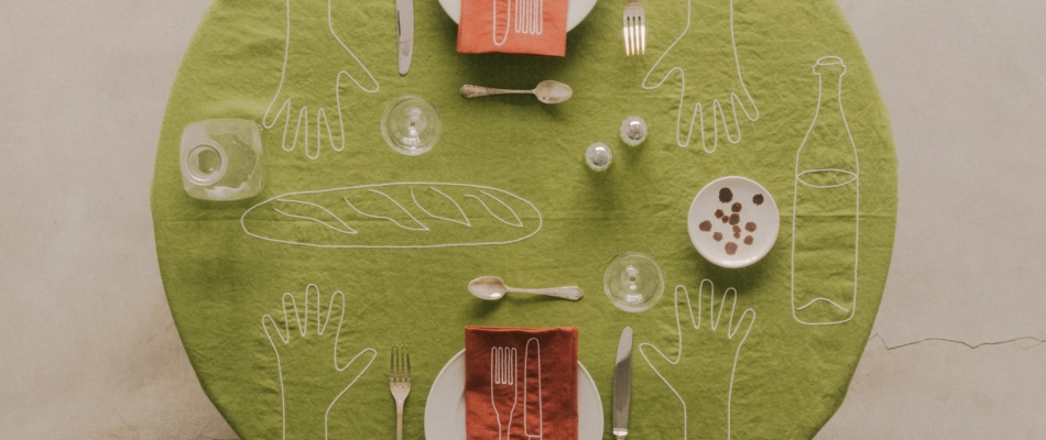 Les mains sur la table - Minizap Annecy