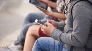L'art délicat de grandir en ligne, la bataille européenne pour un Internet plus sûr et plus discret