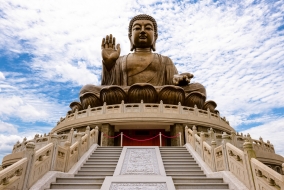 Le Grand Bouddha surplombe le monastère de Po Lin, sur l'île de Lantau.