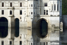 En pleine nature, le ch&acirc;teau de Chenonceau se refl&egrave;te sur l'eau.