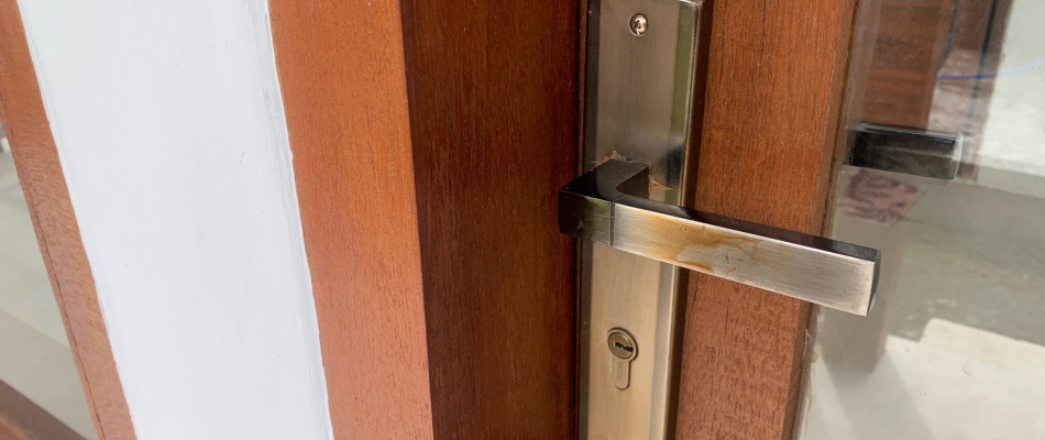 Faire dégonfler une porte en bois - Minizap Nord-Isère