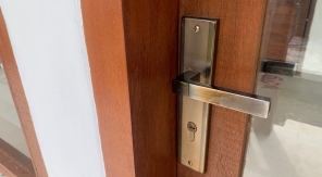 Faire dégonfler une porte en bois