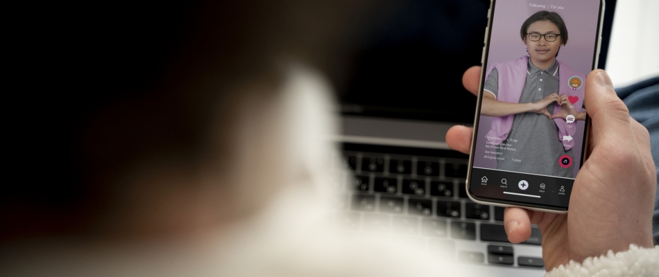 Vidéos truquées et voix clonées, les nouvelles arnaques de l'IA - Minizap Grenoble