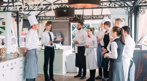 Signer un contrat d'extra dans les clous