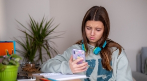 Le bonheur des ados en chute libre à cause des réseaux