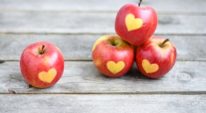 Le marquage des pommes, comme une impression au soleil levant