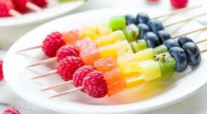 Des brochettes arc-en-ciel