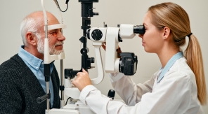 Taches noires devant les yeux, un signal à ne pas ignorer