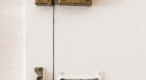 Poser un verrou sur une porte en bois