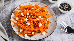 Une salade de carottes en rubans