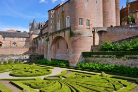 Le Palais de la Berbie et ses jardins surplombent les eaux d'Albi.