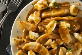 La poutine est l'un des plats emblématiques du Québec.