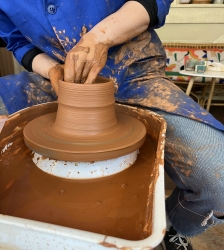 Stage poterie création au tour de potier et décor à l'engobe