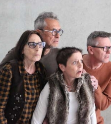 Ce que vit le rhinoc&eacute;ros lorsqu'il regarda de l'autre c&ocirc;t&eacute; de la cl&ocirc;ture