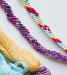 Atelier cr&eacute;atif - Scoubidou et bracelet br&eacute;silien