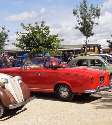 Rassemblement mensuel de véhicules anciens