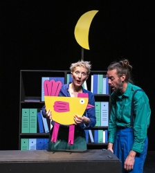 Une Poule sur la lune