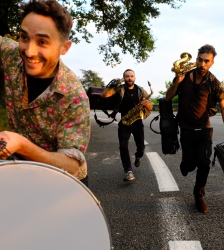 Concert de TAPANI PCHELI pour La Tourn&eacute;e Des Bars des Nuits de La Roulotte