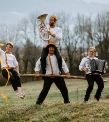 Spectacle cirque : Tourn&eacute;e Artishow &agrave; v&eacute;lo