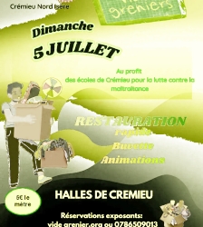 Vide grenier dans la Halle de Cr&eacute;mieu