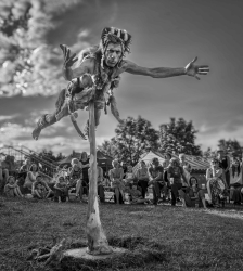 Sappey'tille - LA QU&Ecirc;TE DU R&Acirc;LE - Clown pr&eacute;historique - Cie du Faubourg