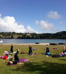 Yoga au bord du lac