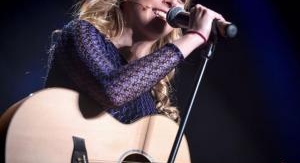 Laura Laune : le diable est une gentille petite fi...