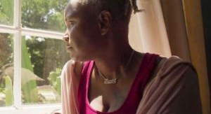 Trois mères, deux bébés et un scandale - La versio...